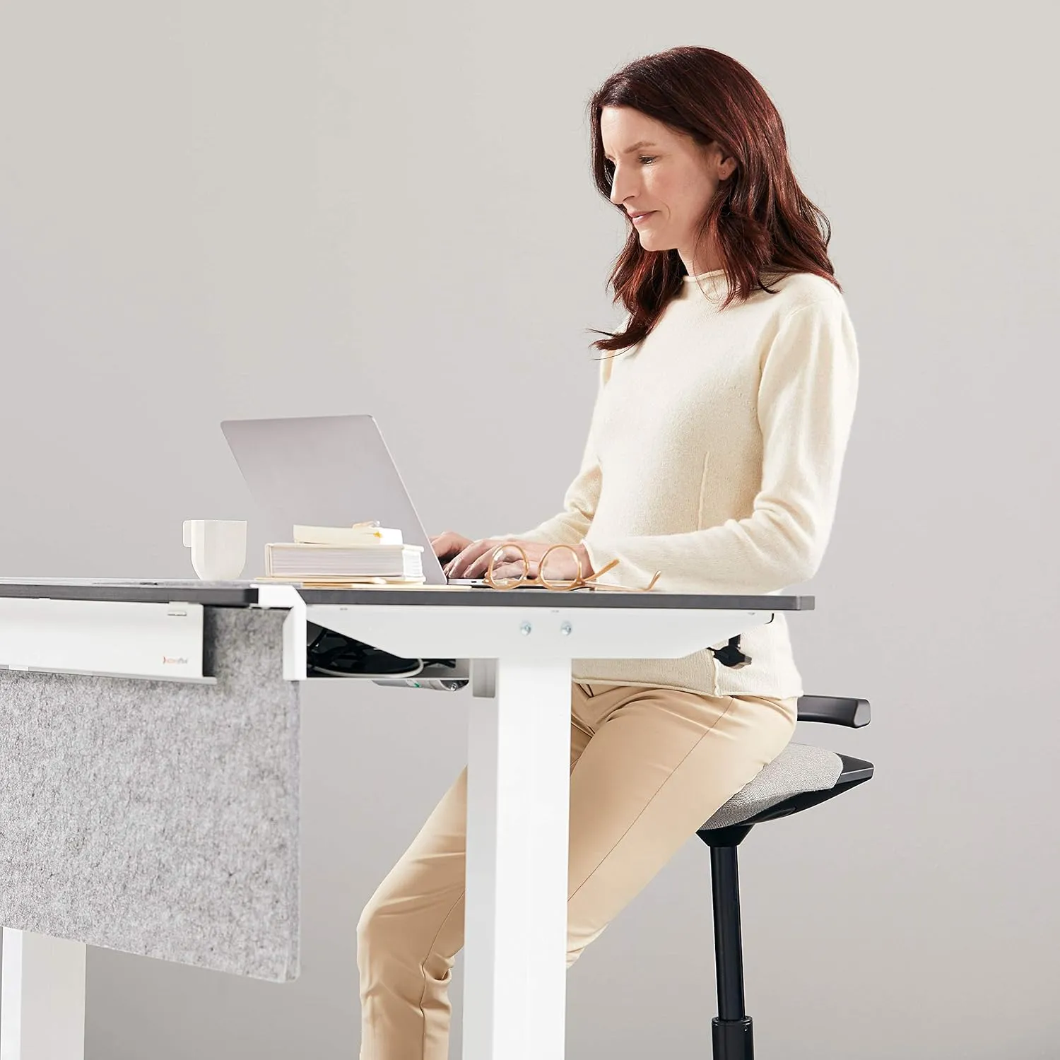aeris Muvman Standard ergonomic standing aid - Active standing seat for dynamic sitting and standing - Height-adjustable standing chair with 51-84 cm seat height