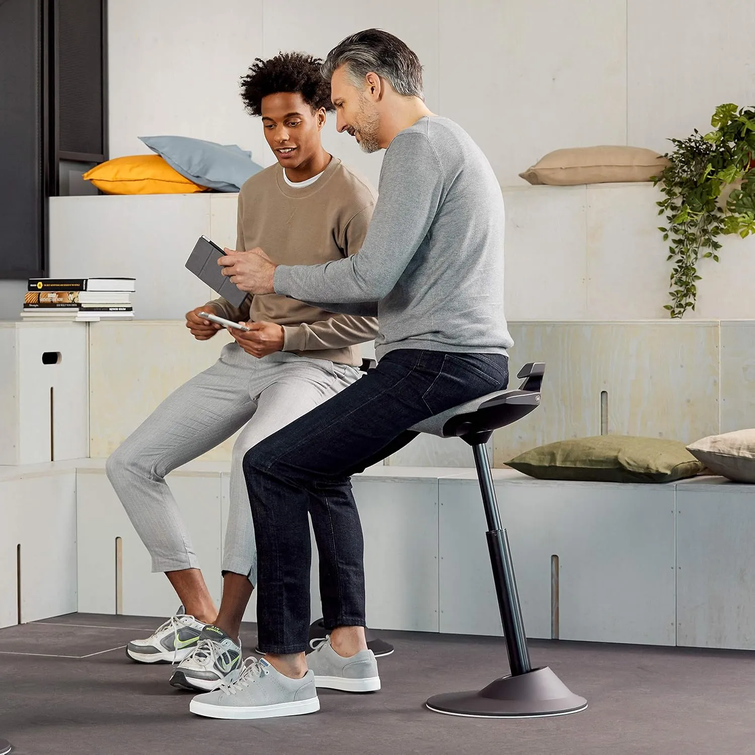 aeris Muvman Standard ergonomic standing aid - Active standing seat for dynamic sitting and standing - Height-adjustable standing chair with 51-84 cm seat height