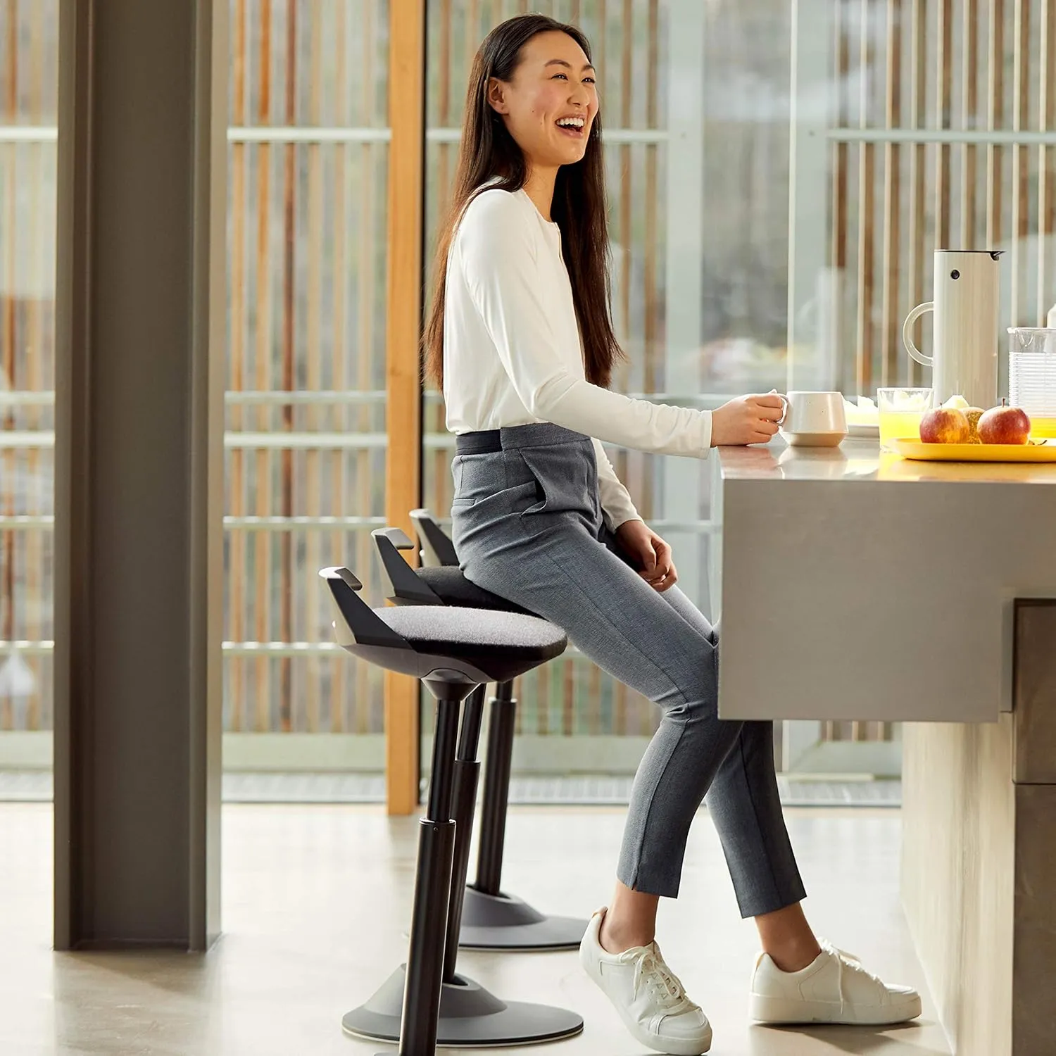 aeris Muvman Standard ergonomic standing aid - Active standing seat for dynamic sitting and standing - Height-adjustable standing chair with 51-84 cm seat height